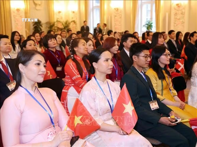 Cán bộ, nhân viên Đại sứ quán Việt Nam tại Đan Mạch và cộng đồng người Việt Nam tại Đan Mạch, Iceland và Nam Thuỵ Điển dự buổi gặp. Ảnh: Thống Nhất/TTXVN Cán bộ, nhân viên Đại sứ quán Việt Nam tại Đan Mạch và cộng đồng người Việt Nam tại Đan Mạch, Iceland và Nam Thuỵ Điển dự buổi gặp. Ảnh: Thống Nhất/TTXVN