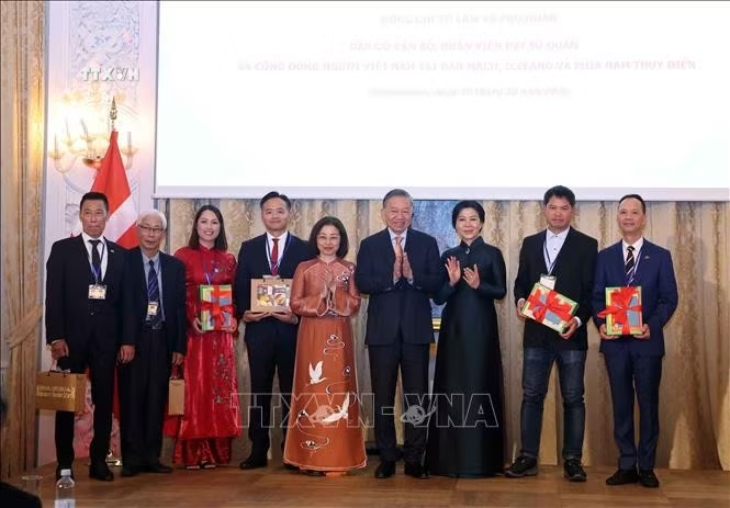Tổng Bí thư , Chủ tịch nước Tô Lâm và Phu nhân Ngô Phương Ly tặng quà và sách Tiếng Việt cho cộng đồng người Việt Nam. Ảnh: Thống Nhất/TTXVN Tổng Bí thư , Chủ tịch nước Tô Lâm và Phu nhân Ngô Phương Ly tặng quà và sách Tiếng Việt cho cộng đồng người Việt Nam. Ảnh: Thống Nhất/TTXVN