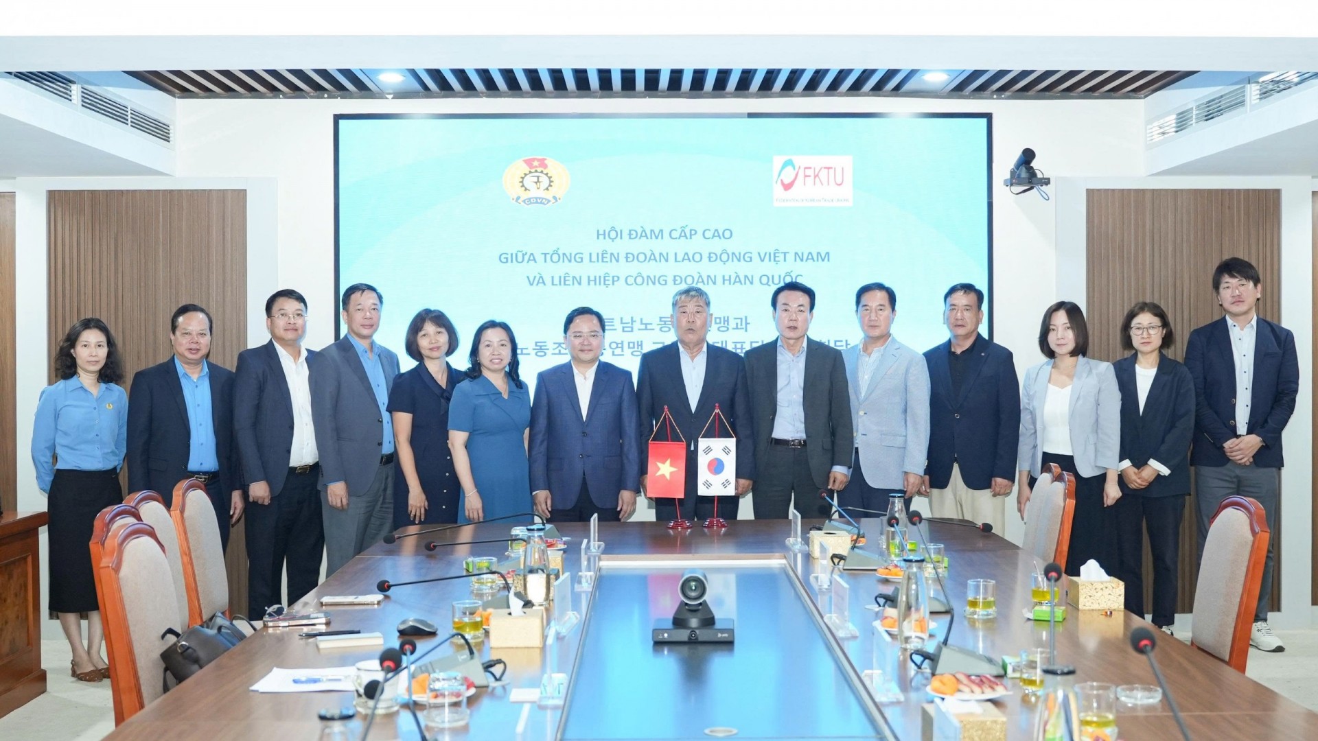 góp phần tăng cường kết nối giữa người lao động hai nước, nâng cao hiệu quả chăm lo và bảo vệ quyền, lợi ích hợp pháp, chính đáng của đoàn viên. (Ảnh: TLĐ) góp phần tăng cường kết nối giữa người lao động hai nước, nâng cao hiệu quả chăm lo và bảo vệ quyền, lợi ích hợp pháp, chính đáng của đoàn viên. (Ảnh: TLĐ)