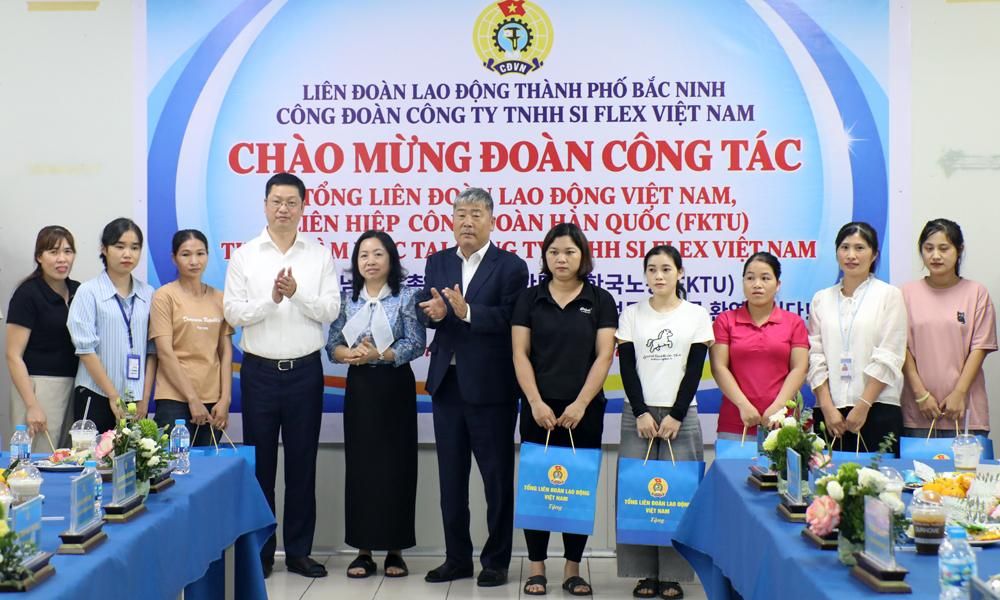 trao quà động viên đoàn viên, công nhân tại doanh nghiệp. (Ảnh: T.L) trao quà động viên đoàn viên, công nhân tại doanh nghiệp. (Ảnh: T.L)