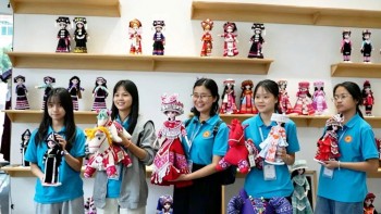 越南青年在中国马关体验民族文化