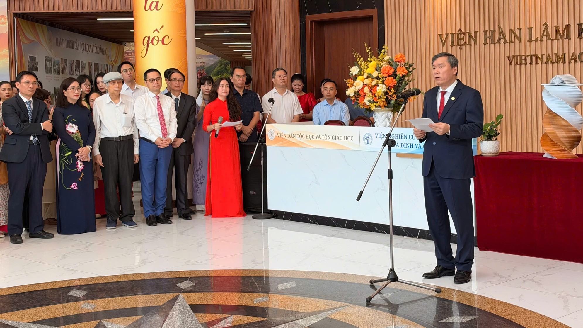 នាំយកចំណេះដឹងវិទ្យាសាស្ត្រសង្គម និងមនុស្សសាស្ត្រ មកបម្រើដល់ការអភិវឌ្ឍមនុស្សជាតិ