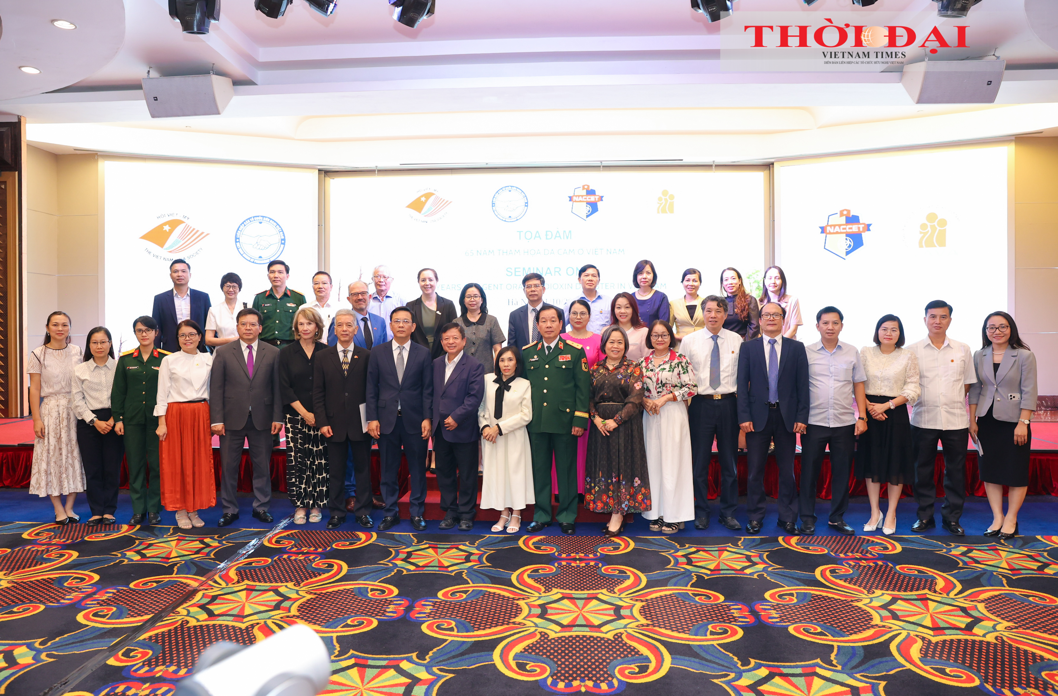 Các đại biểu tham dự tọa đàm chụp ảnh lưu niệm. (Ảnh: Đinh Hòa) Các đại biểu tham dự tọa đàm chụp ảnh lưu niệm. (Ảnh: Đinh Hòa)