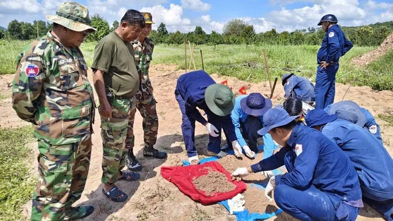 កម្មាភិបាល យុទ្ធជននៃក្រុម K92 បំពេញភារកិច្ចស្វែងរក និងប្រមូលអដ្ឋិធាតុយុទ្ធជនពលីនៅខេត្តកែប។