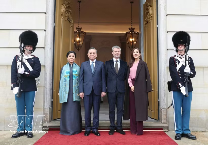 Denmark's King Frederik X and Queen Mary host a farewell ceremony for Party General Secretary and President Lam and his spouse at Amalienborg Palace. (Photo: VNA) Denmark's King Frederik X and Queen Mary host a farewell ceremony for Party General Secretary and President Lam and his spouse at Amalienborg Palace. (Photo: VNA)