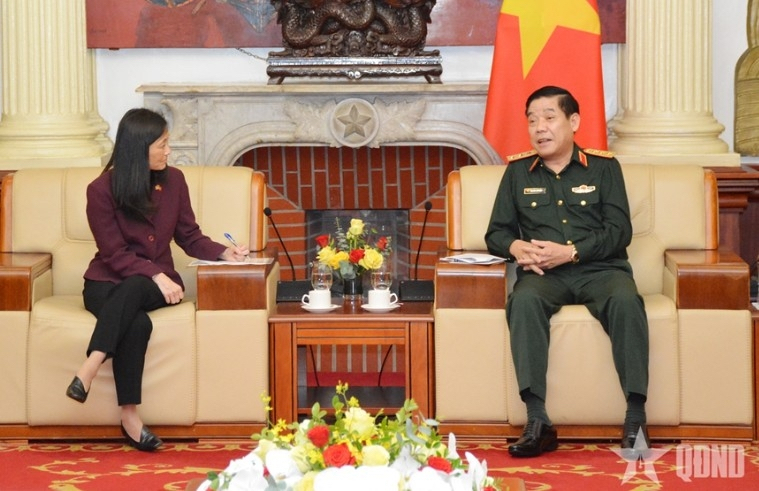 Senior Lieutenant General Nguyen Van Gau talks with US Ambassador to Vietnam Jennifer Wicks (Photo: qdnd.vn) Senior Lieutenant General Nguyen Van Gau talks with US Ambassador to Vietnam Jennifer Wicks (Photo: qdnd.vn)
