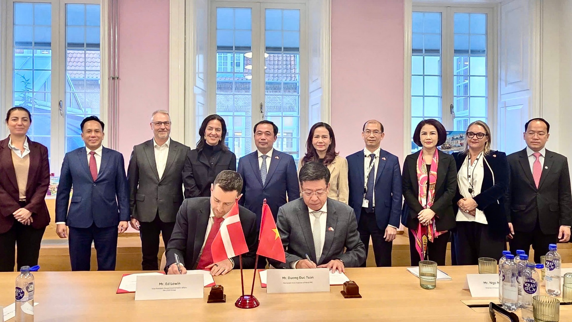 Phó Chủ tịch Thường trực UBND thành phố Dương Đức Tuấn và Phó Chủ tịch Quan hệ Chính phủ và Đối ngoại của Tập đoàn LEGO Edward Lewin ký kết Thỏa thuận hợp tác Dự án trong lĩnh vực giáo dục STEAM. (Ảnh: Sở Ngoại vụ Hà Nộ)