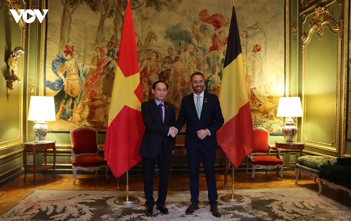 Vietnamese Foreign Minister Le Hoai Trung (L) and Belgian Deputy Prime Minister and Minister of Foreign Affairs, European Affairs and Development Cooperation Maxime Prévot shake hands ahead of their meeting in Brussels on October 22, 2026.