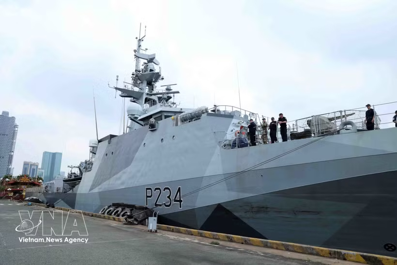 The UK Royal Navy’s offshore patrol vessel HMS Spey docks at Nha Rong – Khanh Hoi International Port. (Photo: VNA)