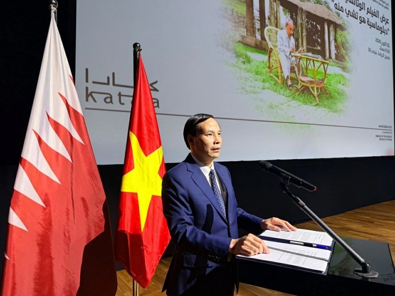 Đại sứ Việt Nam tại Qatar Nguyễn Huy Hiệp phát biểu khai mạc buổi chiếu phim tài liệu “Ngoại giao Hồ Chí Minh”. (Ảnh: Đại sứ quán Việt Nam tại Qatar)