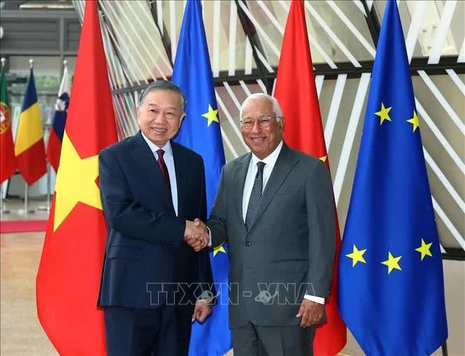 Chủ tịch Hội đồng châu Âu Antonio Costa đón Tổng Bí thư, Chủ tịch nước Tô Lâm. (Ảnh: Thống Nhất/TTXVN).