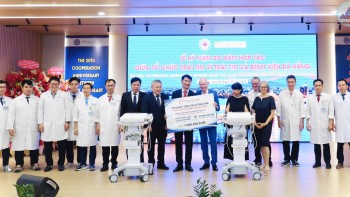 អង្គការ "បេះដូងដើម្បីបេះដូង" ប្រគល់បរិក្ខារពេទ្យតម្លៃ ១ លានអឺរ៉ូ ជូនមន្ទីរពេទ្យ Da Nang