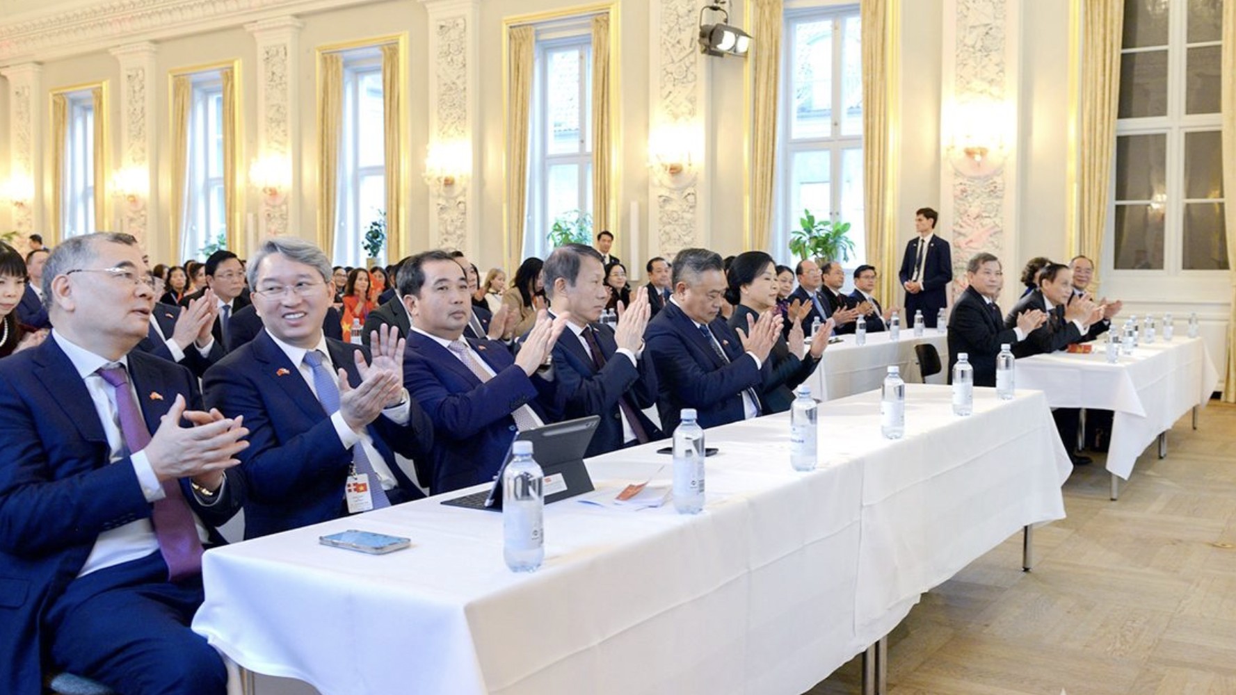 凝聚侨胞资源，提升国家综合实力