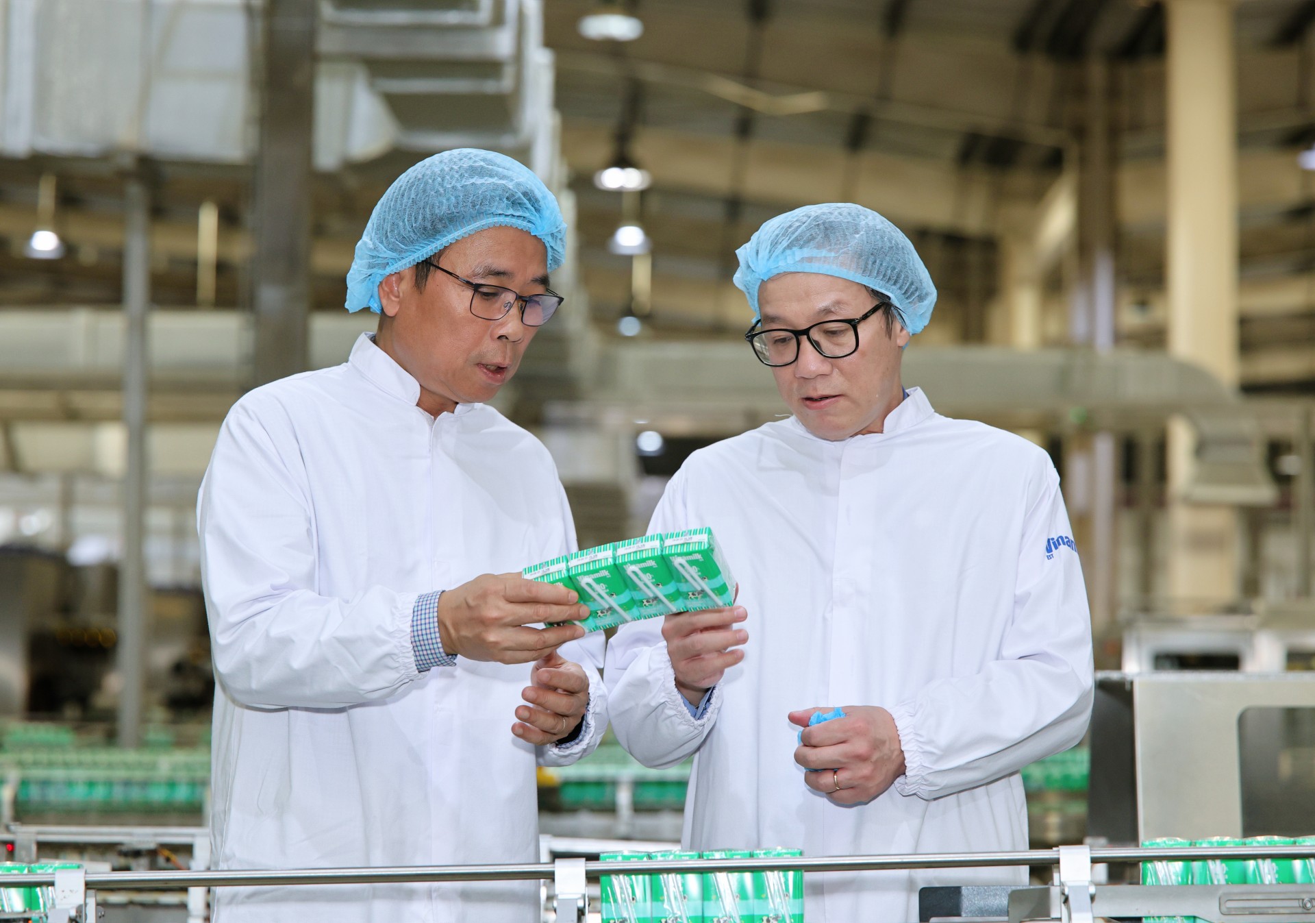 Ảnh 3A: Ông Đinh Hồng Kỳ, Chủ tịch Hiệp hội Doanh nghiệp Xanh TP.HCM (bên phải) trong chuyến thăm quan Nhà máy Mega của Vinamilk (Ảnh: Nguyễn Hoàng). Ảnh 3B: Ông Đinh Hồng Kỳ, Chủ tịch Hiệp hội Doanh nghiệp Xanh TP.HCM (bên trái) trong chuyến thăm quan Nhà máy Mega của Vinamilk (Ảnh: Nguyễn Hoàng). Ảnh 3A: Ông Đinh Hồng Kỳ, Chủ tịch Hiệp hội Doanh nghiệp Xanh TP.HCM (bên phải) trong chuyến thăm quan Nhà máy Mega của Vinamilk (Ảnh: Nguyễn Hoàng). Ảnh 3B: Ông Đinh Hồng Kỳ, Chủ tịch Hiệp hội Doanh nghiệp Xanh TP.HCM (bên trái) trong chuyến thăm quan Nhà máy Mega của Vinamilk (Ảnh: Nguyễn Hoàng).