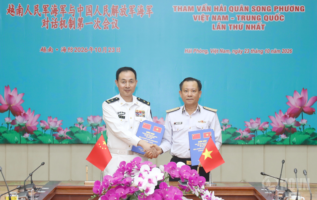 Chuẩn Đô đốc Nguyễn Thiên Quân và Chuẩn Đô đốc Ngụy Chấn Đình trao biên bản tham vấn Chuẩn Đô đốc Nguyễn Thiên Quân và Chuẩn Đô đốc Ngụy Chấn Đình trao biên bản tham vấn