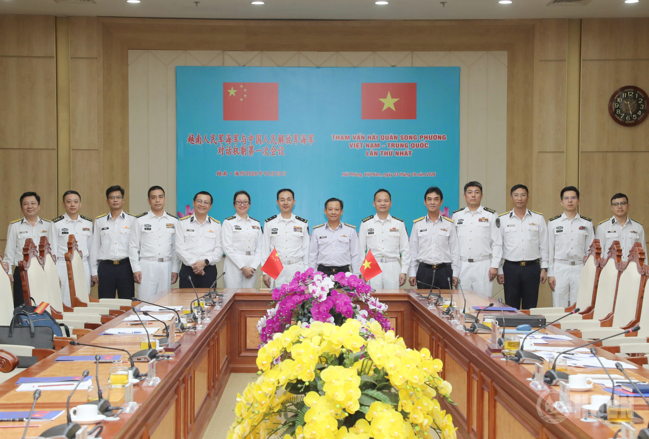 Hai đoàn chụp ảnh lưu niệm. (Ảnh: Báo Hải Quân Việt Nam). Hai đoàn chụp ảnh lưu niệm. (Ảnh: Báo Hải Quân Việt Nam).