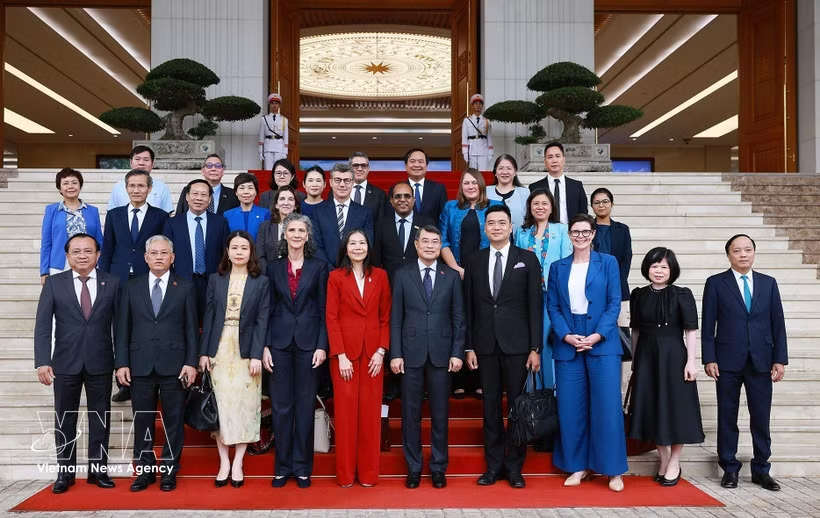 PM Le Minh Hung poses for a photo with UN Resident Coordinator in Vietnam Pauline Tamesis and heads of UN agencies in Vietnam (Photo: VNA) PM Le Minh Hung poses for a photo with UN Resident Coordinator in Vietnam Pauline Tamesis and heads of UN agencies in Vietnam (Photo: VNA)