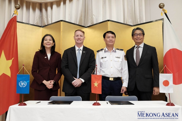 From left to right: UN Resident Coordinator in Viet Nam Pauline Tamesis; Regional Coordinator for Southeast Asia of the UNODC Global Maritime Crime Program (GMCP) David O’Connell; Deputy Commander for Legal Affairs of the Viet Nam Coast Guard Luong Dinh Hung; and Japanese Ambassador to Viet Nam Ito Naoki - Photo: Mekong ASEAN From left to right: UN Resident Coordinator in Viet Nam Pauline Tamesis; Regional Coordinator for Southeast Asia of the UNODC Global Maritime Crime Program (GMCP) David O’Connell; Deputy Commander for Legal Affairs of the Viet Nam Coast Guard Luong Dinh Hung; and Japanese Ambassador to Viet Nam Ito Naoki - Photo: Mekong ASEAN
