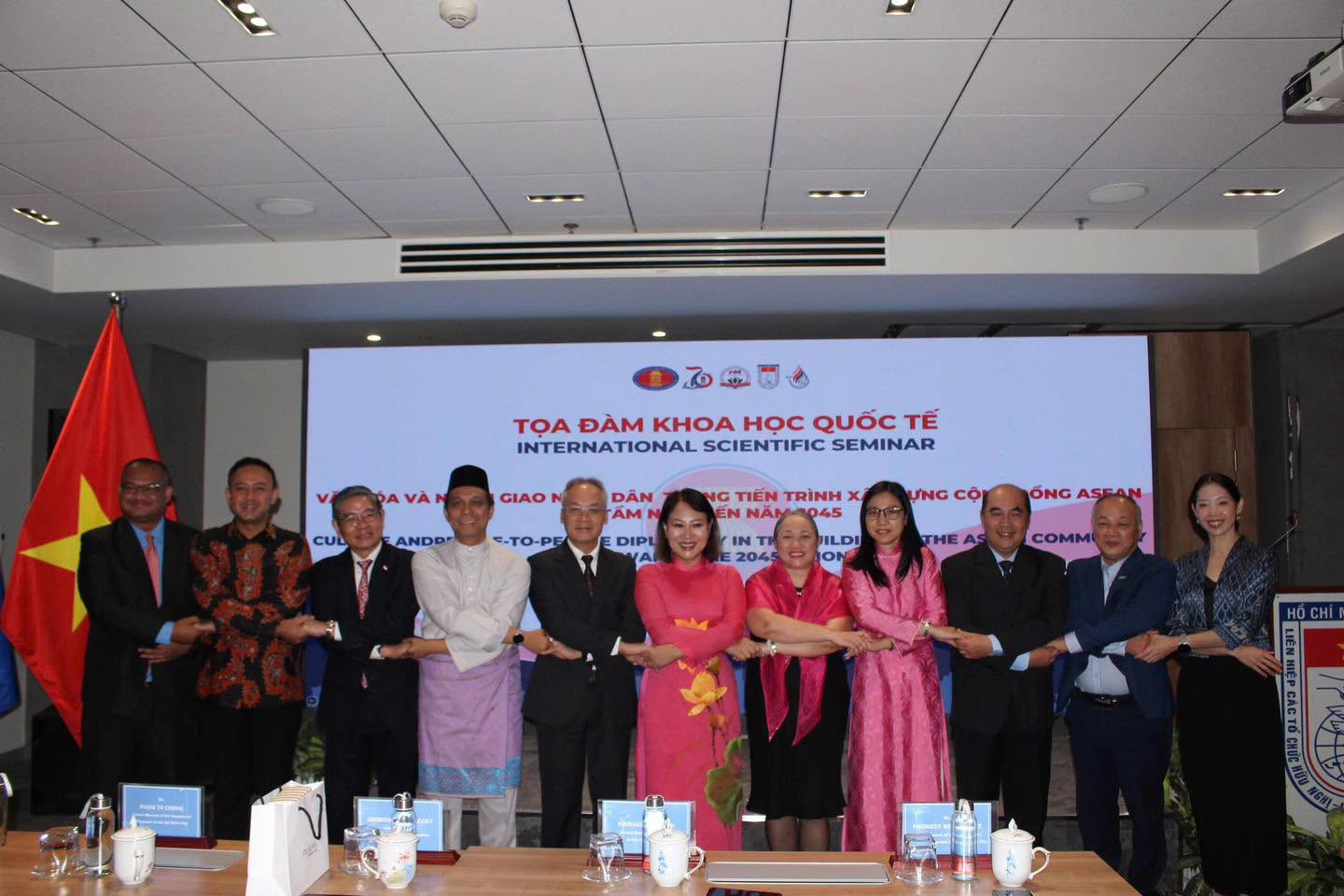 Chuyển tình hữu nghị ASEAN thành những hoạt động hợp tác cụ thể Chuyển tình hữu nghị ASEAN thành những hoạt động hợp tác cụ thể