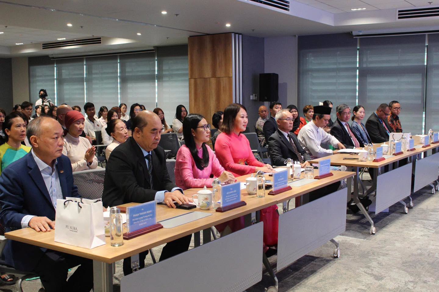 Chuyển tình hữu nghị ASEAN thành những hoạt động hợp tác cụ thể Chuyển tình hữu nghị ASEAN thành những hoạt động hợp tác cụ thể