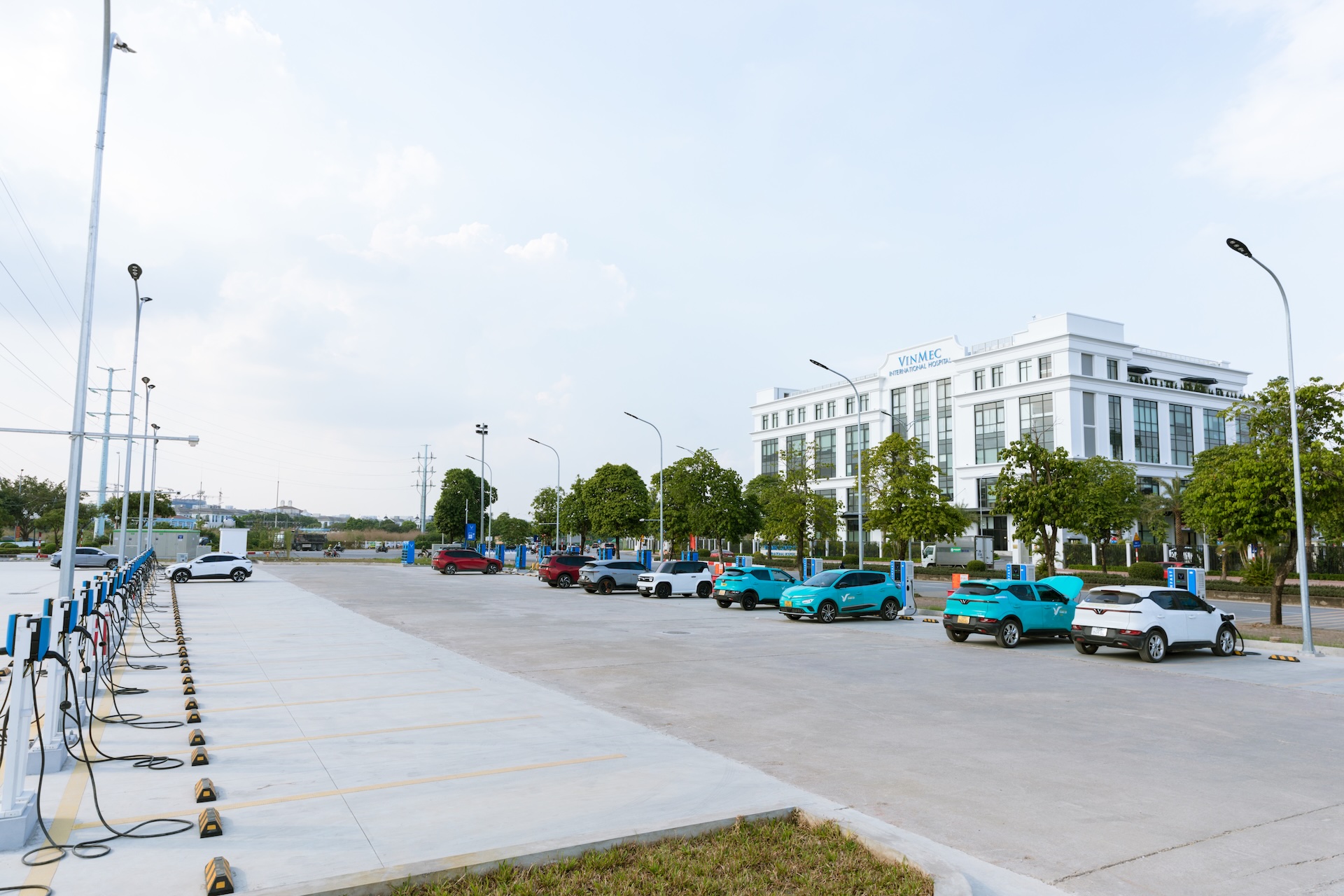 Mục sở thị trạm sạc ô tô điện lớn nhất Việt Nam tại Hà Nội