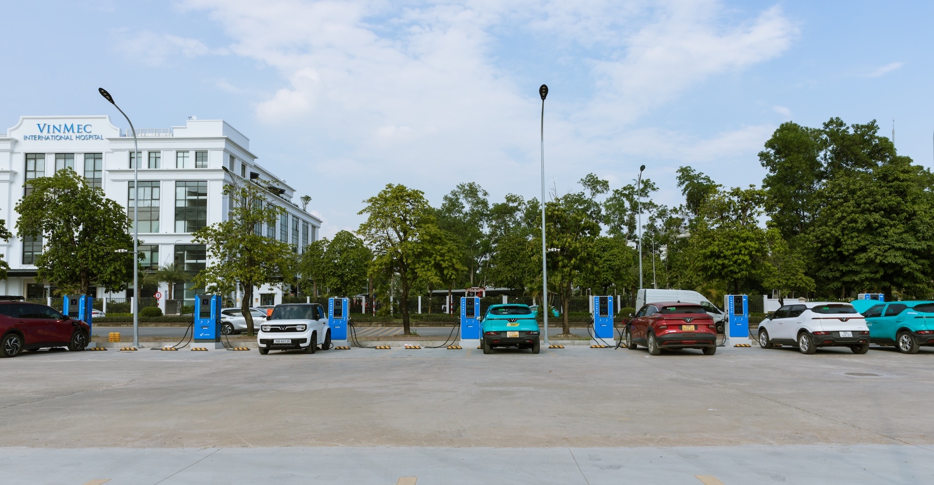 Mục sở thị trạm sạc ô tô điện lớn nhất Việt Nam tại Hà Nội