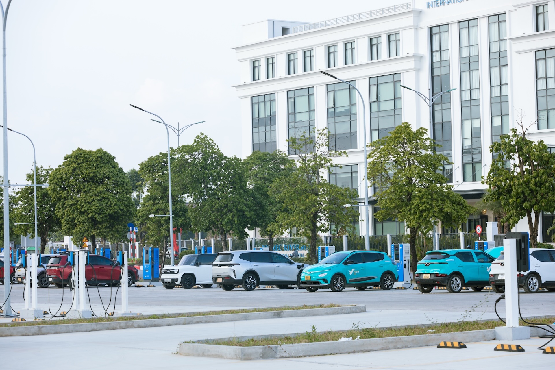 Mục sở thị trạm sạc ô tô điện lớn nhất Việt Nam tại Hà Nội