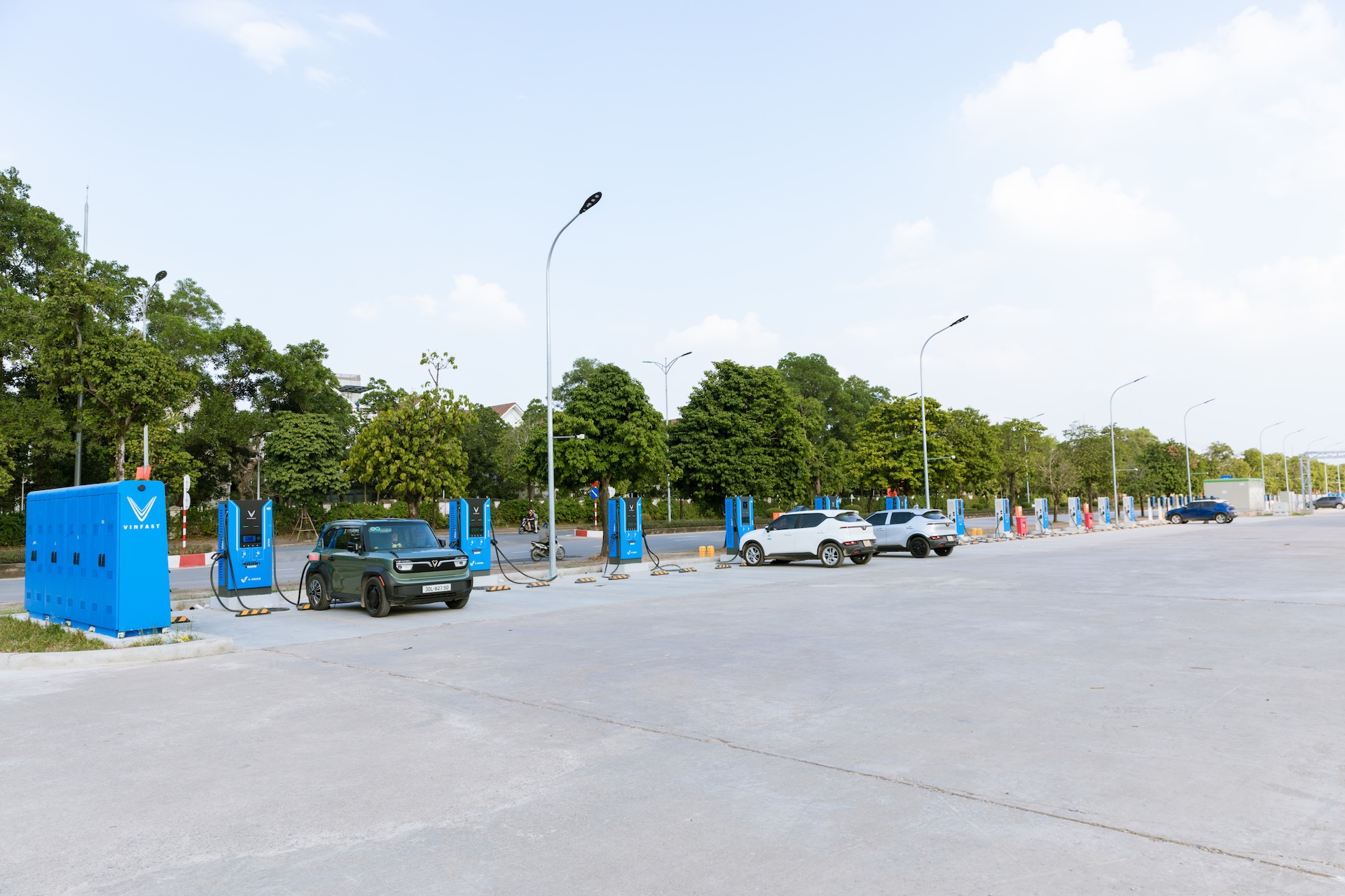 Mục sở thị trạm sạc ô tô điện lớn nhất Việt Nam tại Hà Nội