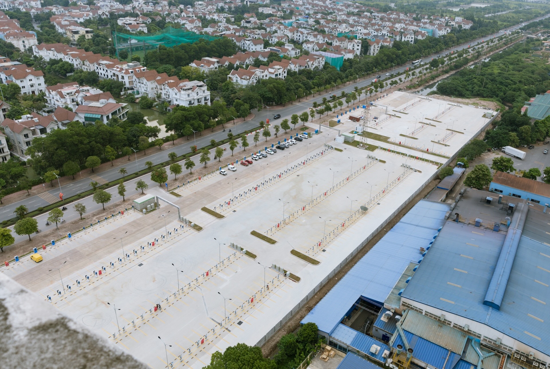 Mục sở thị trạm sạc ô tô điện lớn nhất Việt Nam tại Hà Nội