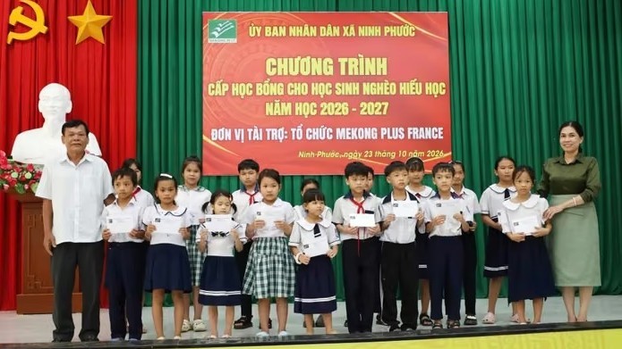 Trao học bổng, hỗ trợ thiết bị dạy học tại Khánh Hòa