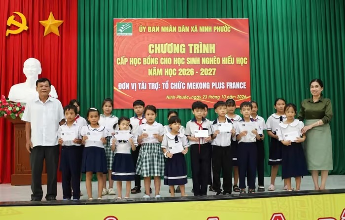 Trao học bổng, hỗ trợ thiết bị dạy học tại Khánh Hòa Trao học bổng, hỗ trợ thiết bị dạy học tại Khánh Hòa