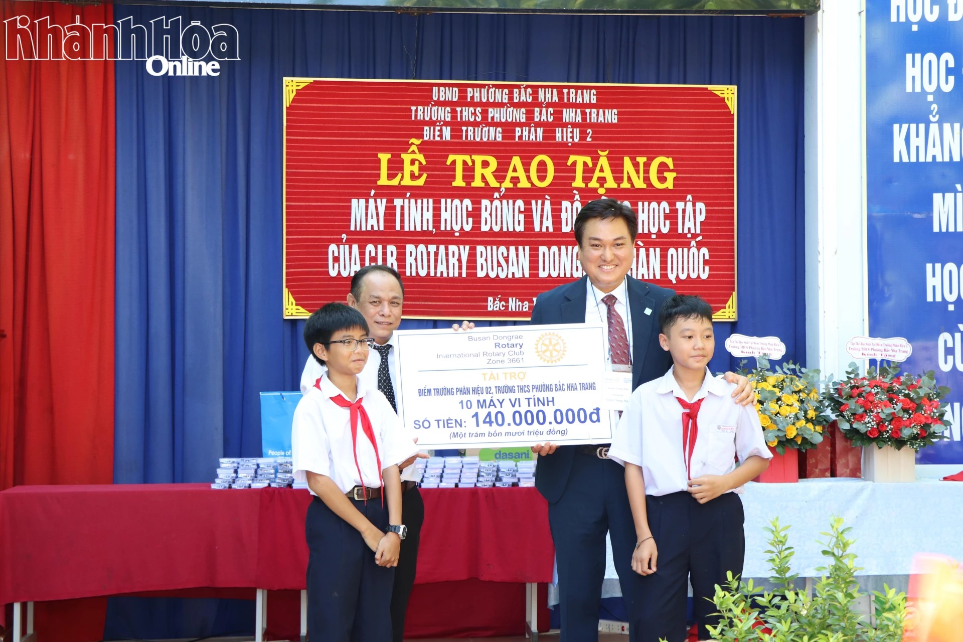 Trao học bổng, hỗ trợ thiết bị dạy học tại Khánh Hòa Trao học bổng, hỗ trợ thiết bị dạy học tại Khánh Hòa