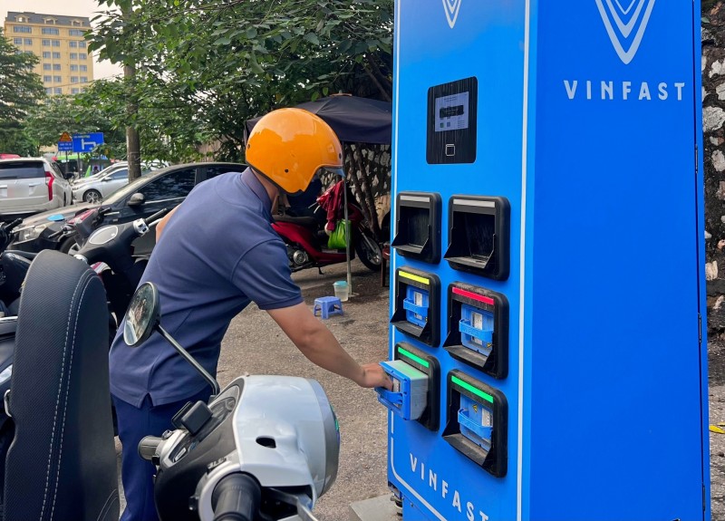 Chung cư còn vướng chỗ sạc, xe máy điện đổi pin VinFast mở lối “lên xanh” cho người dân Chung cư còn vướng chỗ sạc, xe máy điện đổi pin VinFast mở lối “lên xanh” cho người dân