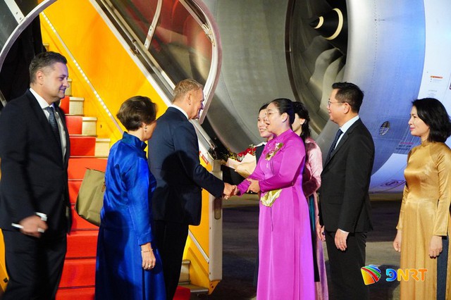 Polish Prime Minister Donald Tusk arrives in the central city of Da Nang on October 23, starting his three-day official visit to Viet Nam. Polish Prime Minister Donald Tusk arrives in the central city of Da Nang on October 23, starting his three-day official visit to Viet Nam.
