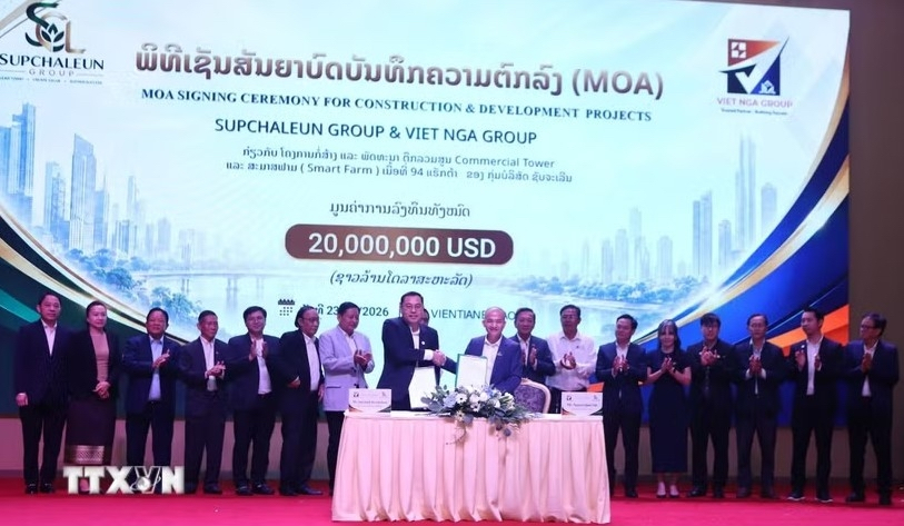 Leaders of the two groups exchange the Memorandum of Agreement (MOA) following the signing ceremony in Vientiane. (Photo: VNA) Leaders of the two groups exchange the Memorandum of Agreement (MOA) following the signing ceremony in Vientiane. (Photo: VNA)