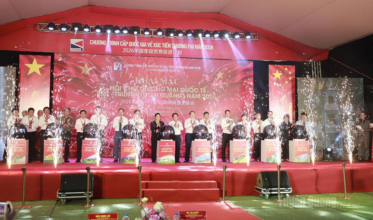 Các đại biểu thực hiện nghi thức bấm nút khai mạc 