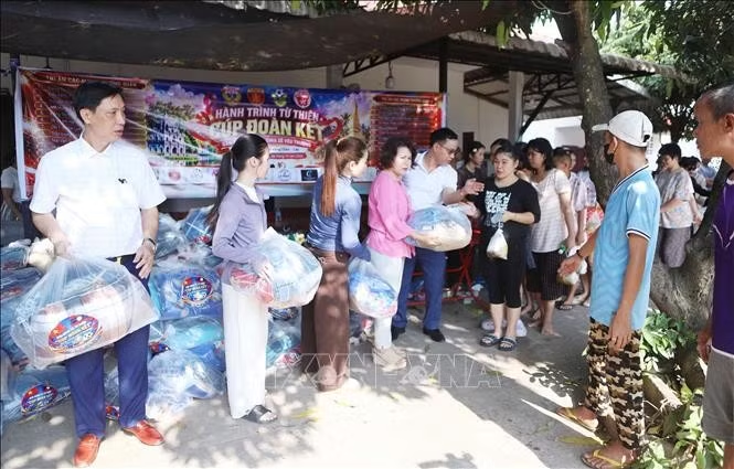 Cộng đồng người Việt tại Lào trao 240 suất quà tới người yếu thế ở Viêng Chăn