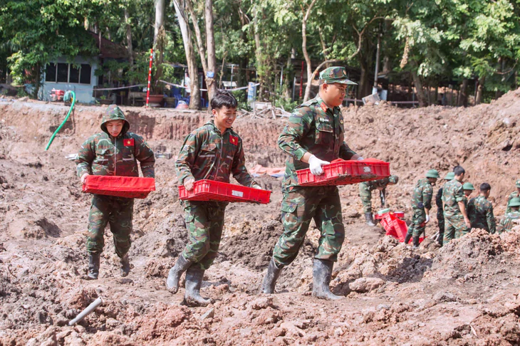  các lực lượng đã tìm thấy 10 hài cốt liệt sĩ ở công viên Lê Thị Riêng - Ảnh: Bộ Tư lệnh TP.HCM