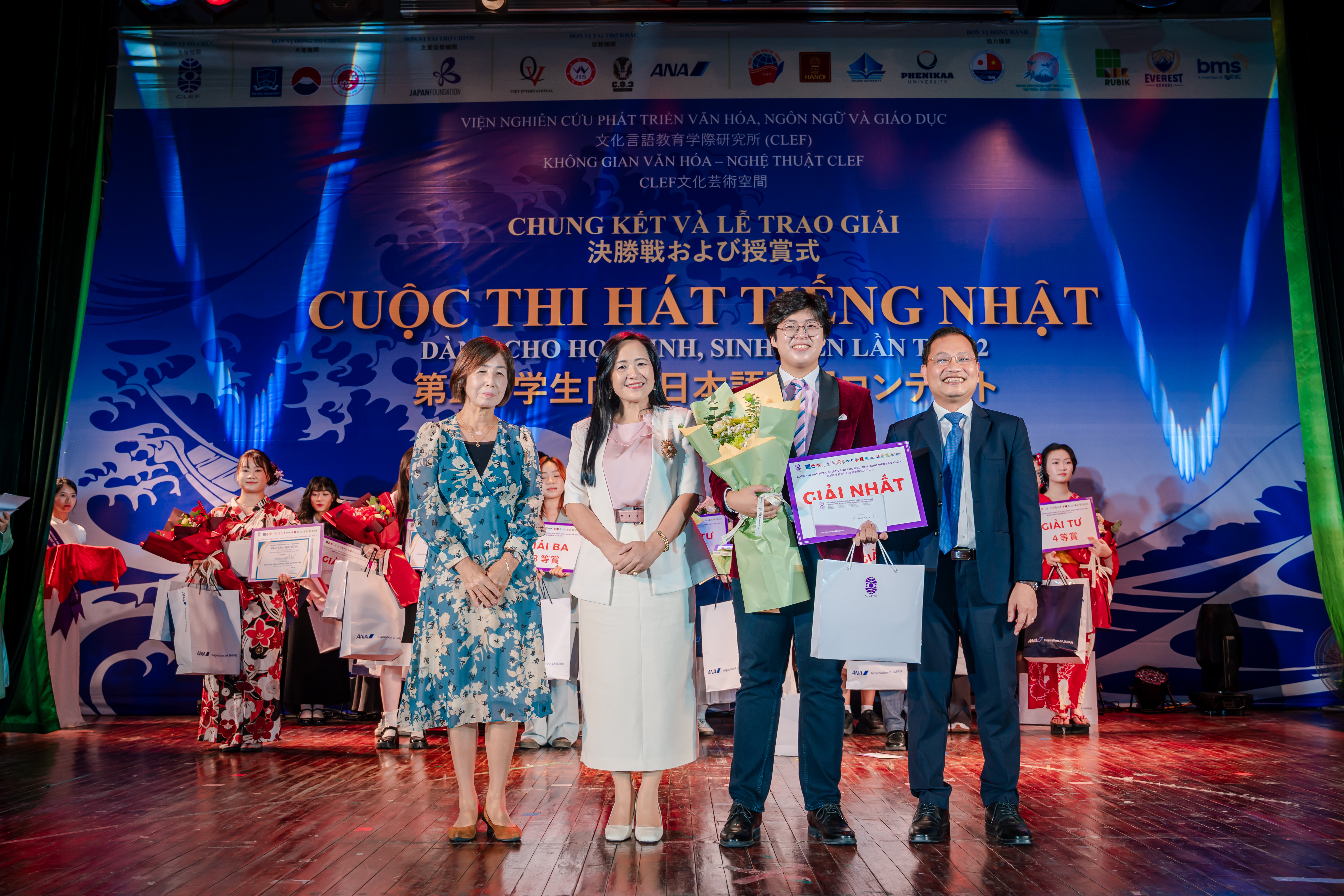 Ban Tổ chức đã trao 1 giải Nhất cho thí sinh Trần Gia Hưng (Trường THPT Việt Đức) Ban Tổ chức đã trao 1 giải Nhất cho thí sinh Trần Gia Hưng (Trường THPT Việt Đức)