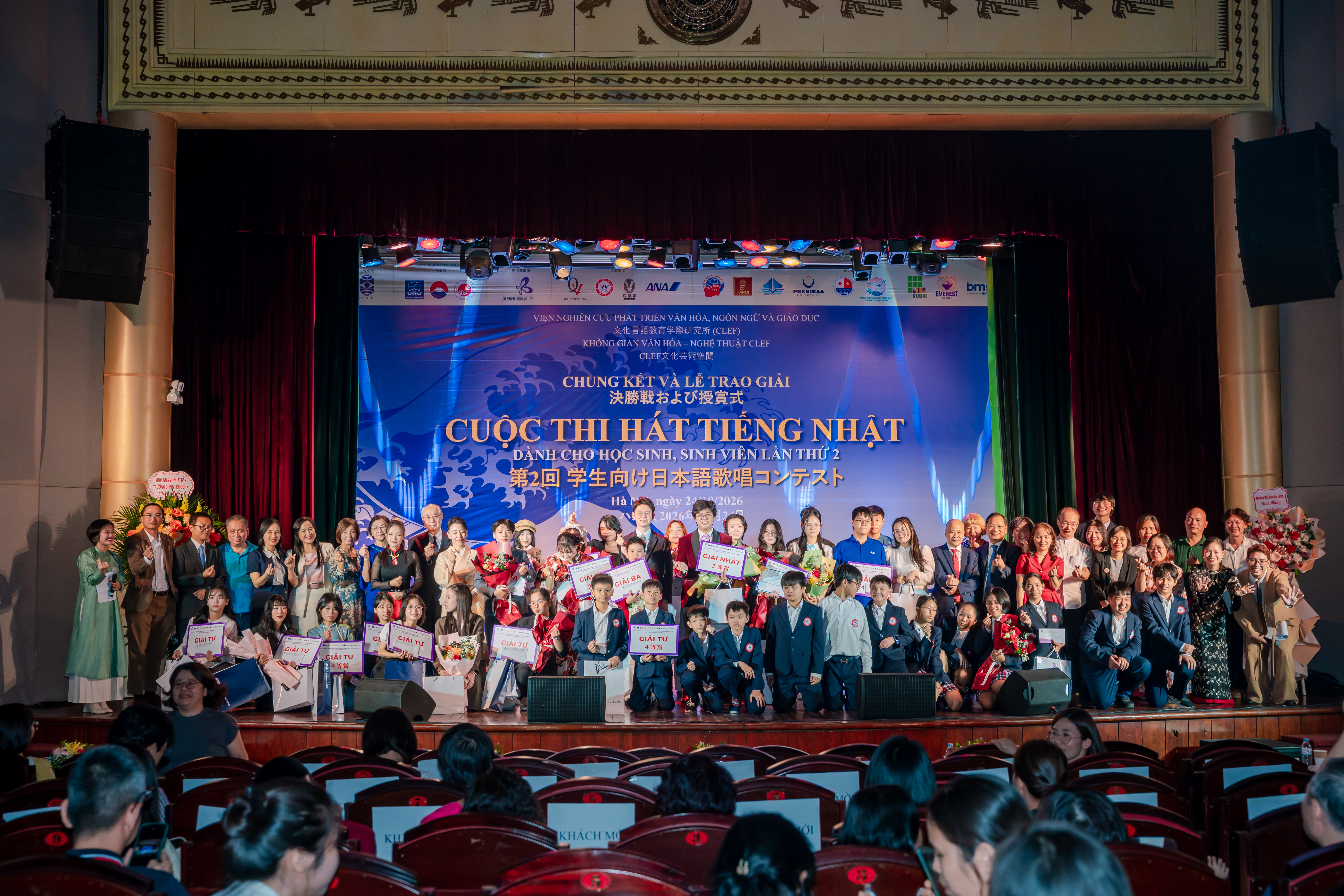 Ban Tổ chức và các thí sinh chụp ảnh lưu niệm. (Ảnh: CLEF) Ban Tổ chức và các thí sinh chụp ảnh lưu niệm. (Ảnh: CLEF)