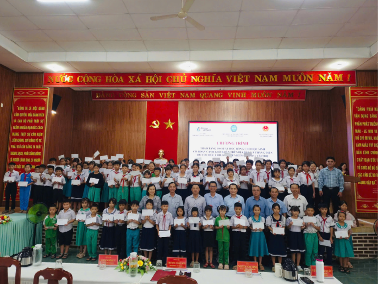 ມອບທຶນການສຶກສາ 100 ທຶນ ຂອງອົງການ Children of Vietnam ໃຫ້ແກ່ນັກຮຽນທີ່ຜ່ານຜ່າຄວາມຫຍຸ້ງຍາກ ຢູ່ ດນັງ
