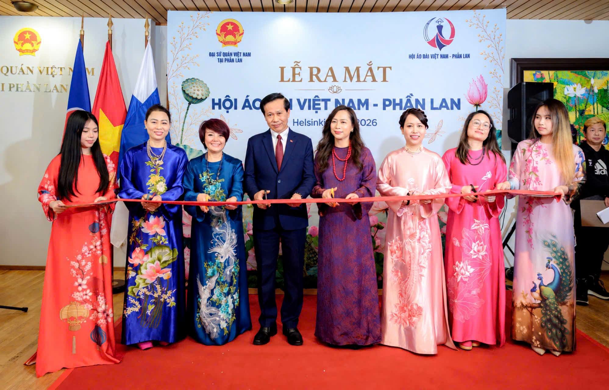 Ra mắt Hội áo dài Việt Nam tại Phần Lan Ra mắt Hội áo dài Việt Nam tại Phần Lan