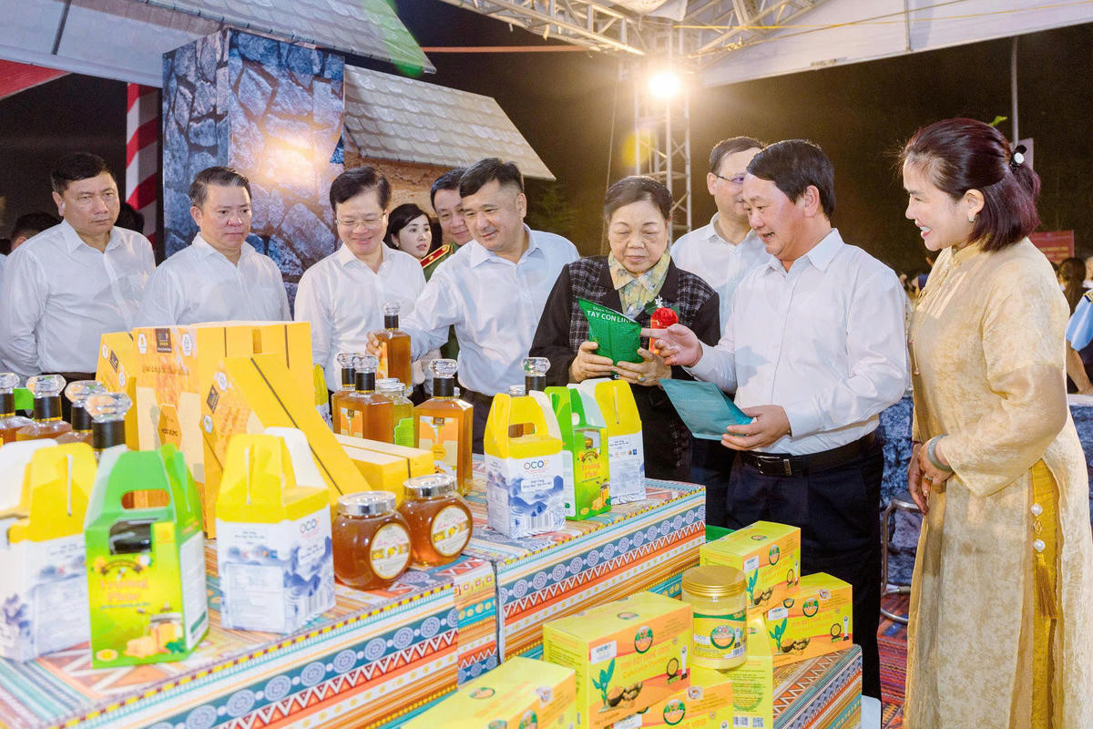 宣光省委书记侯阿令亲自参观各产品展区 宣光省委书记侯阿令亲自参观各产品展区