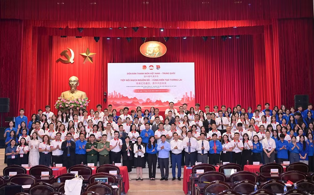 在胡志明国家政治学院出席2026年越中青年论坛的代表 在胡志明国家政治学院出席2026年越中青年论坛的代表