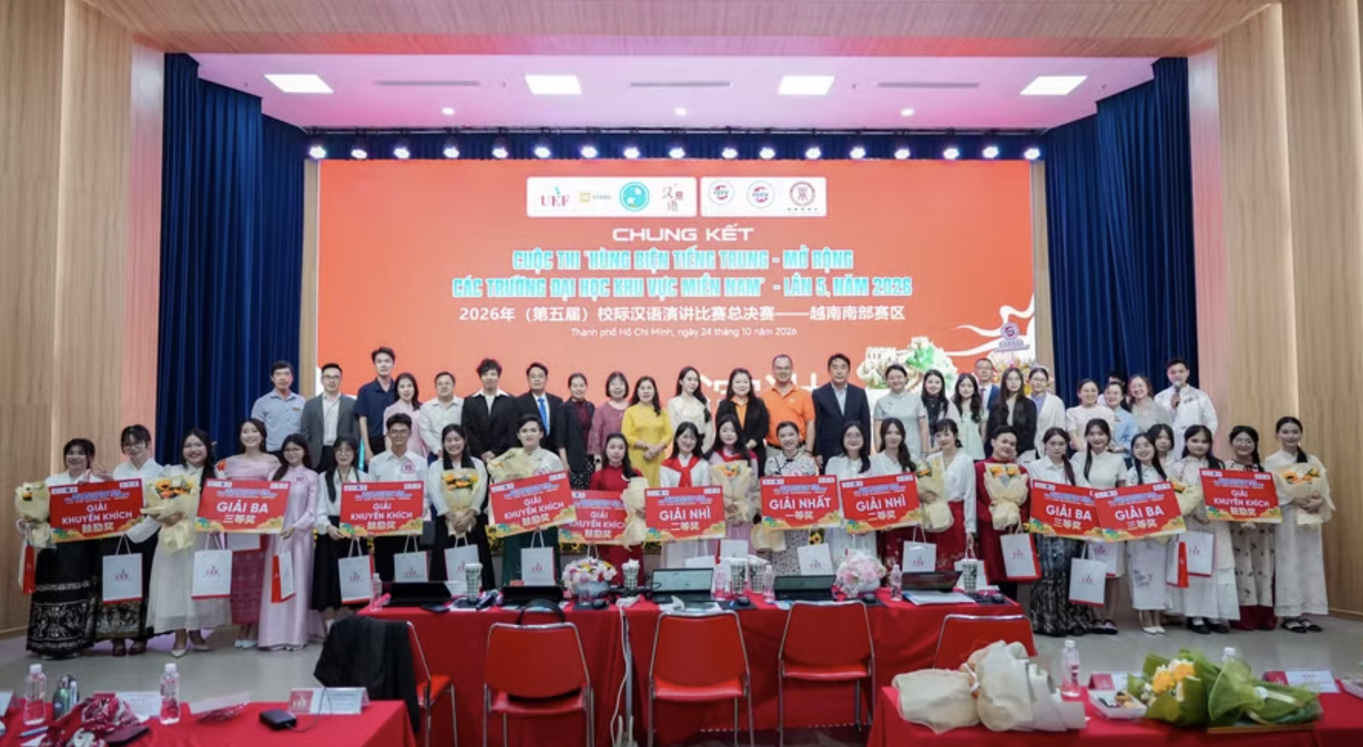 10月24日,胡志明市经济金融大学(UEF)举办2026年第五届越南南部高校中文演讲公开赛决赛,汇集来自17所大学的22支优秀赛队,打造了面向中文专业及中文爱好者的标杆性学术舞台。组委会主任、胡志明市经济金融大学副校长颜锦智博士指出,赛事不仅检验选手的语言实力,磨砺思辨能力与临场应变水平,更拓宽青年一代对多元文化与人文历史的理解,进而塑造包容协同的思维体系与融入全球的发展能力,为巩固越中两国友好合作筑牢青年根基。决赛围绕五大兼具时代意义的主题展开:“天下一家”(全球融合与守望相助)、“青春的滋味”(奉献担当与炽热理想)、“人工智能与人类”(数字浪潮下AI发展与人类定位)、“越中深厚情谊”(致敬经贸文化深厚合作)以及“越中旅游合作友谊桥梁”(为深化双边文旅合作献计献策)。经精彩比拼,FPT大学胡志明市分校女选手荣膺一等奖;胡志明市经济金融大学赛队与土龙木大学赛队并列二等奖;胡志明市开放大学赛队、胡志明市师范大学赛队及文宪大学选手荣获三等奖。 10月24日,胡志明市经济金融大学(UEF)举办2026年第五届越南南部高校中文演讲公开赛决赛,汇集来自17所大学的22支优秀赛队,打造了面向中文专业及中文爱好者的标杆性学术舞台。组委会主任、胡志明市经济金融大学副校长颜锦智博士指出,赛事不仅检验选手的语言实力,磨砺思辨能力与临场应变水平,更拓宽青年一代对多元文化与人文历史的理解,进而塑造包容协同的思维体系与融入全球的发展能力,为巩固越中两国友好合作筑牢青年根基。决赛围绕五大兼具时代意义的主题展开:“天下一家”(全球融合与守望相助)、“青春的滋味”(奉献担当与炽热理想)、“人工智能与人类”(数字浪潮下AI发展与人类定位)、“越中深厚情谊”(致敬经贸文化深厚合作)以及“越中旅游合作友谊桥梁”(为深化双边文旅合作献计献策)。经精彩比拼,FPT大学胡志明市分校女选手荣膺一等奖;胡志明市经济金融大学赛队与土龙木大学赛队并列二等奖;胡志明市开放大学赛队、胡志明市师范大学赛队及文宪大学选手荣获三等奖。