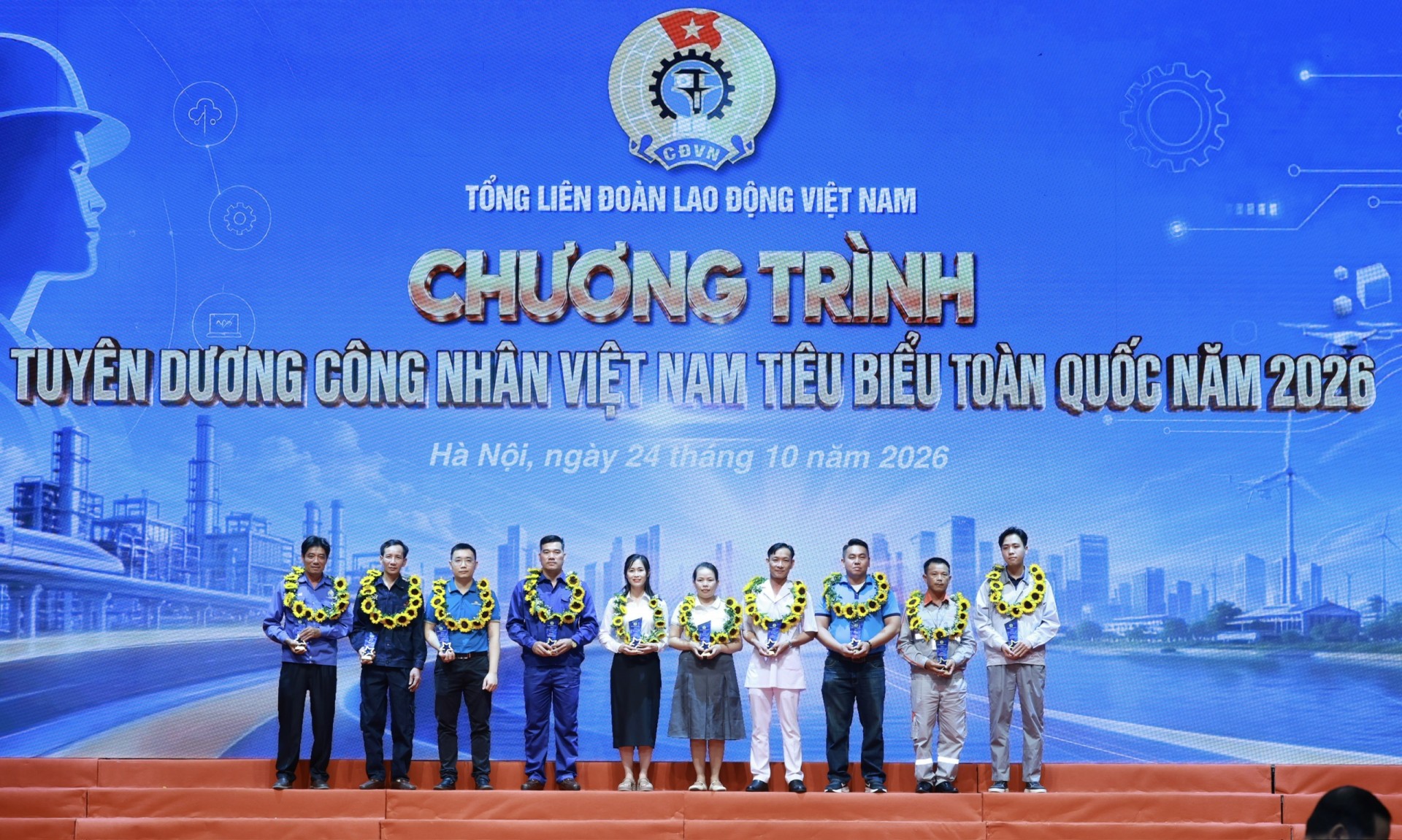 10 gương mặt tiêu biểu từ gần 18 triệu công nhân lao động. (Ảnh: TLĐ) 10 gương mặt tiêu biểu từ gần 18 triệu công nhân lao động. (Ảnh: TLĐ)