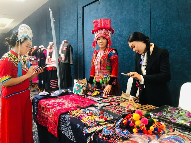 红河州独具本土特色的精美手工艺品展示区 红河州独具本土特色的精美手工艺品展示区