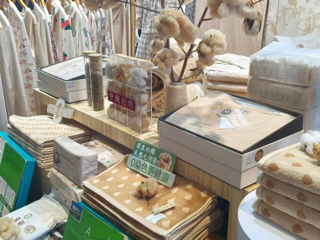 Du khách nước ngoài ưa chuộng quần áo kết hợp “công nghệ + thời trang” của Trung Quốc Du khách nước ngoài ưa chuộng quần áo kết hợp “công nghệ + thời trang” của Trung Quốc