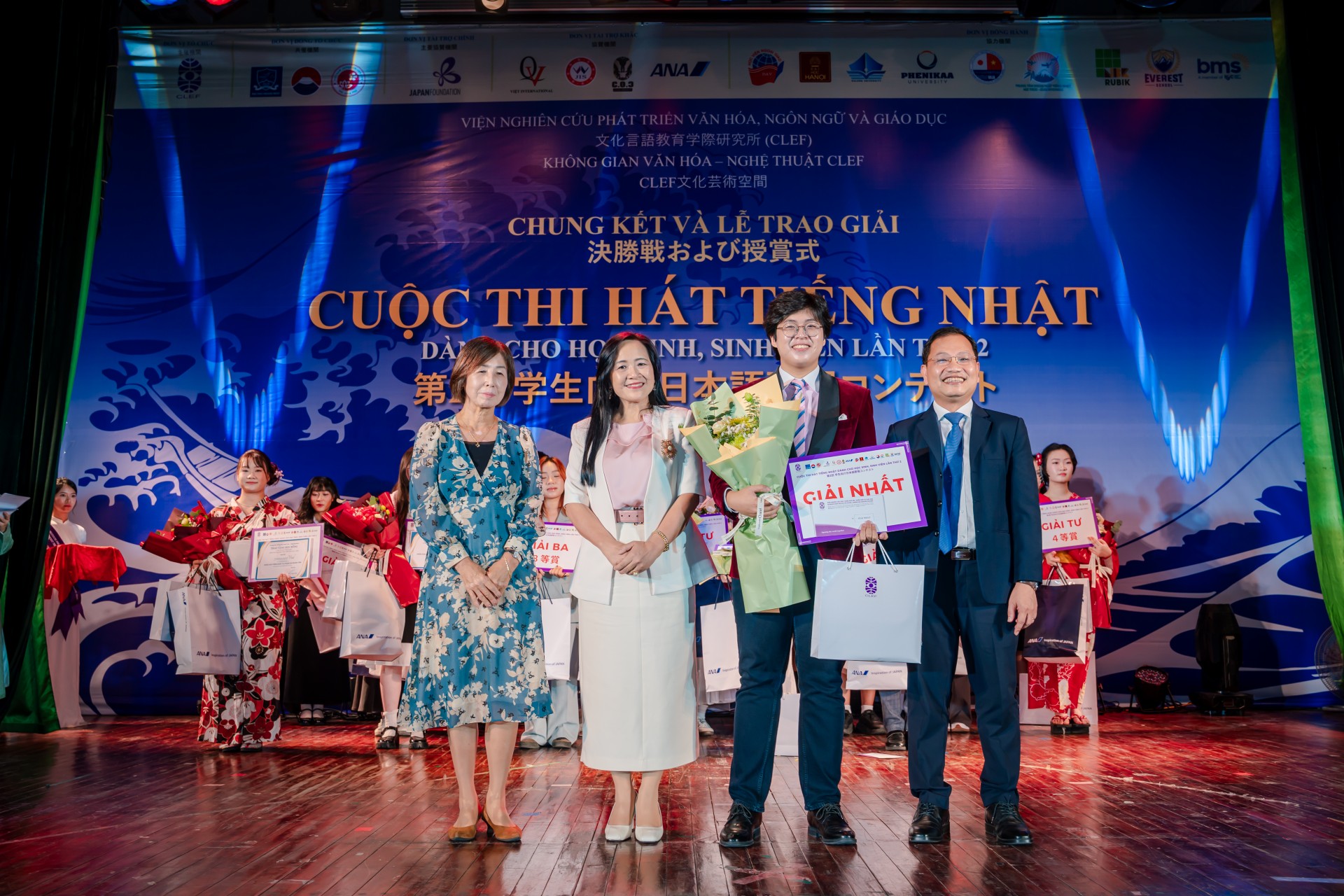 The organizing committee presents the first prize to contestant Tran Gia Hung of Viet Duc High School. (Photo: CLEF)