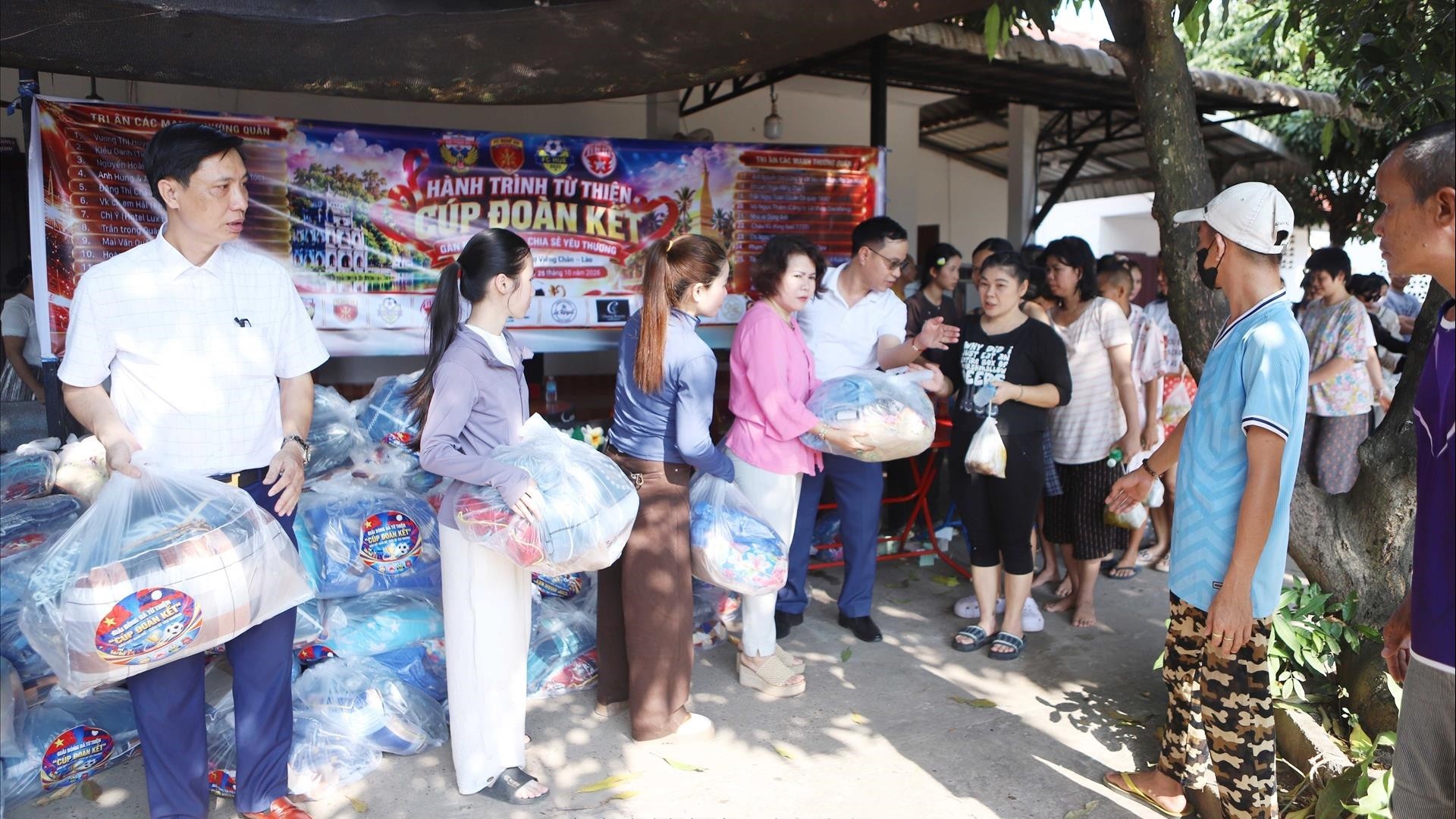 ຊາວຫວຽດນາມຢູ່ລາວ ມອບເຄື່ອງຂວັນ 240 ຊຸດ ເພື່ອຊ່ວຍເຫຼືອຜູ້ທີ່ມີສະພາບຄວາມເປັນຢູ່ຫຍຸ້ງຍາກຢູ່ວຽງຈັນ